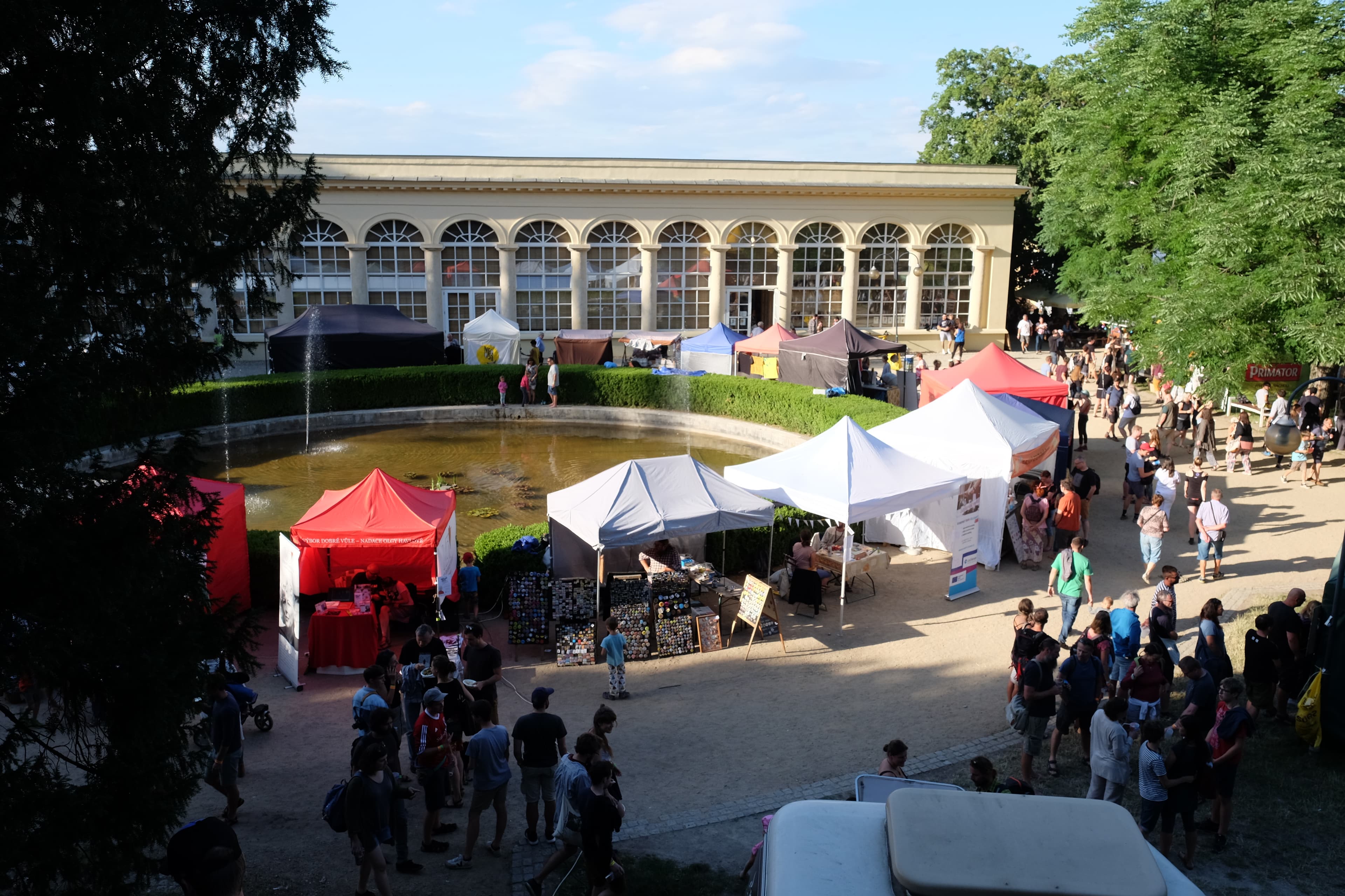 Prostranství před zámeckým skleníkem během festivalu Boskovice (2019)