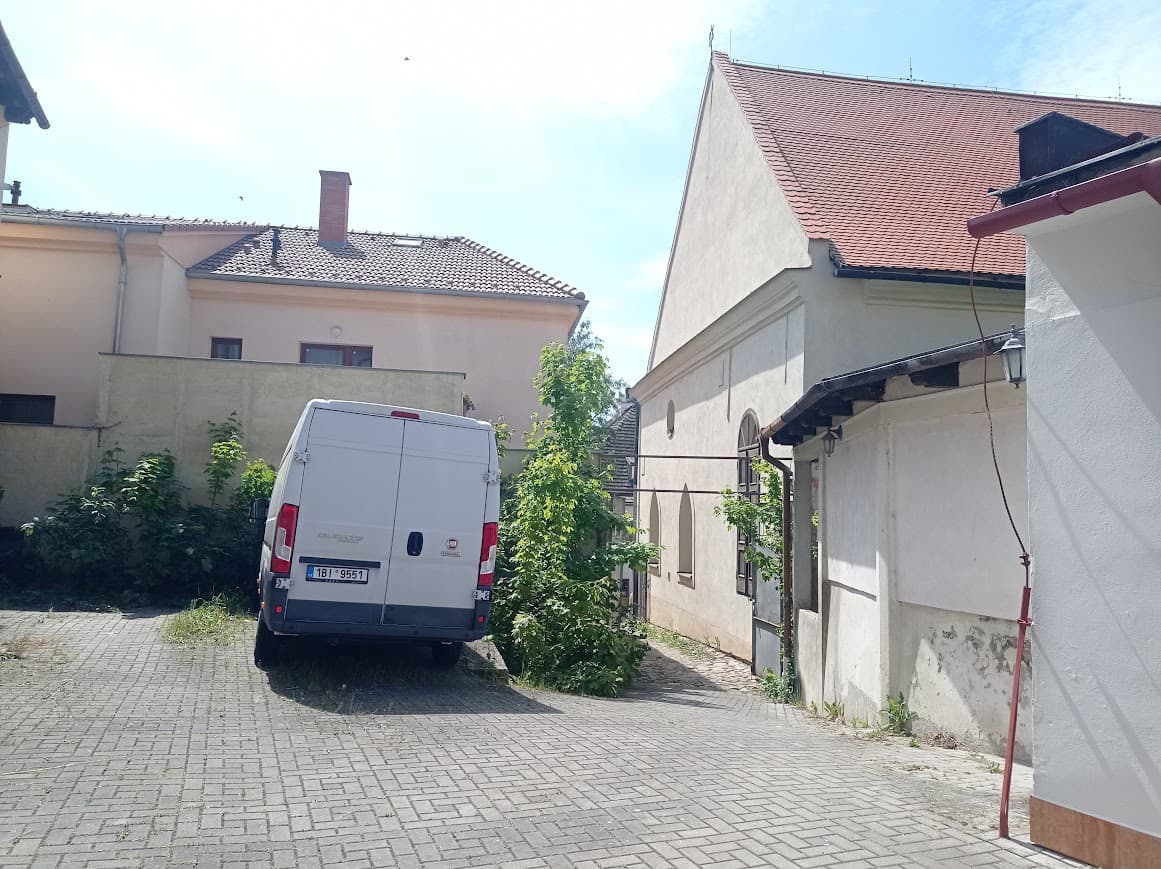 Ulička z náměstí k synagoze